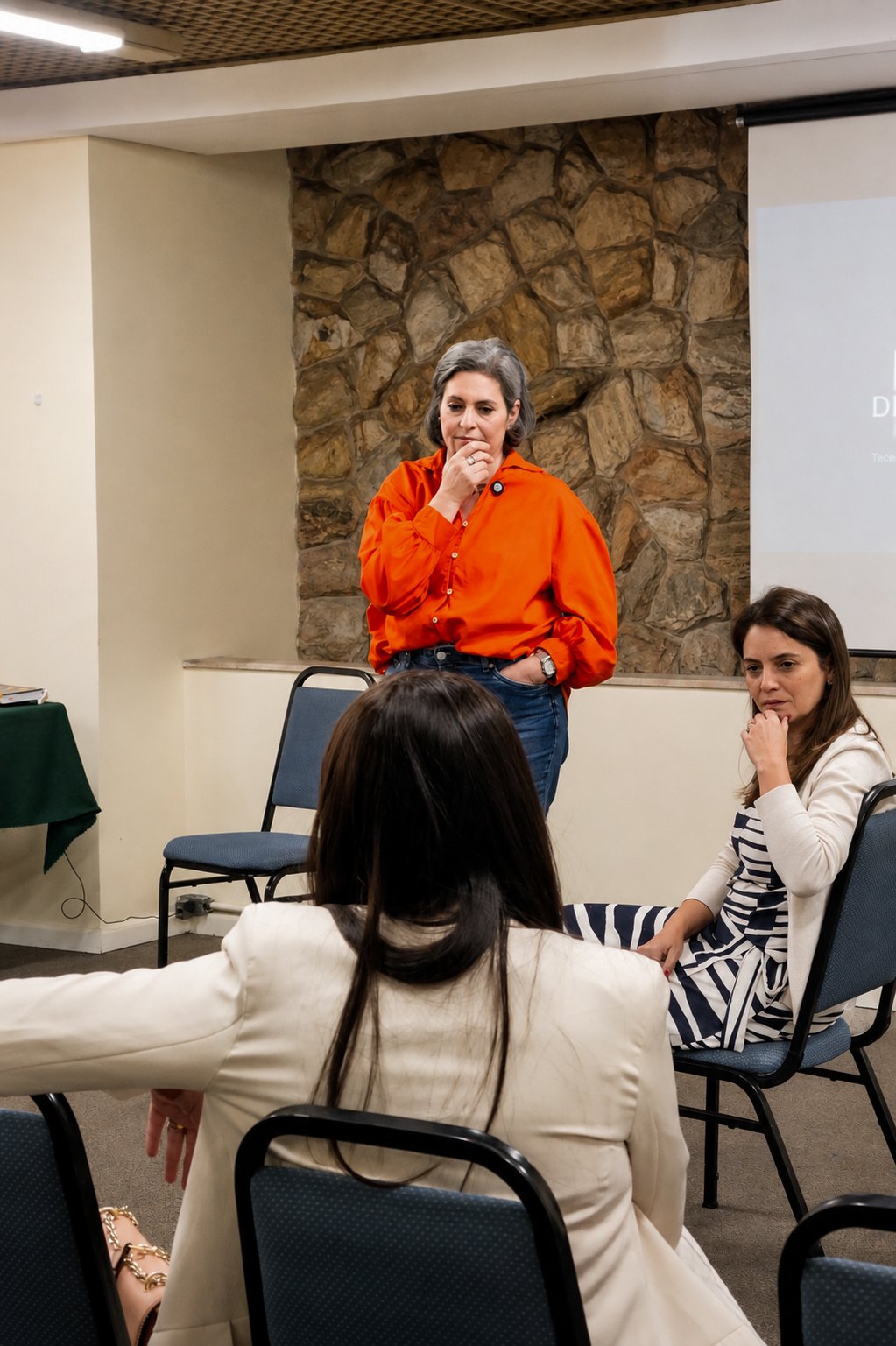Cynthia Cavalieri conduzindo uma turma de formação