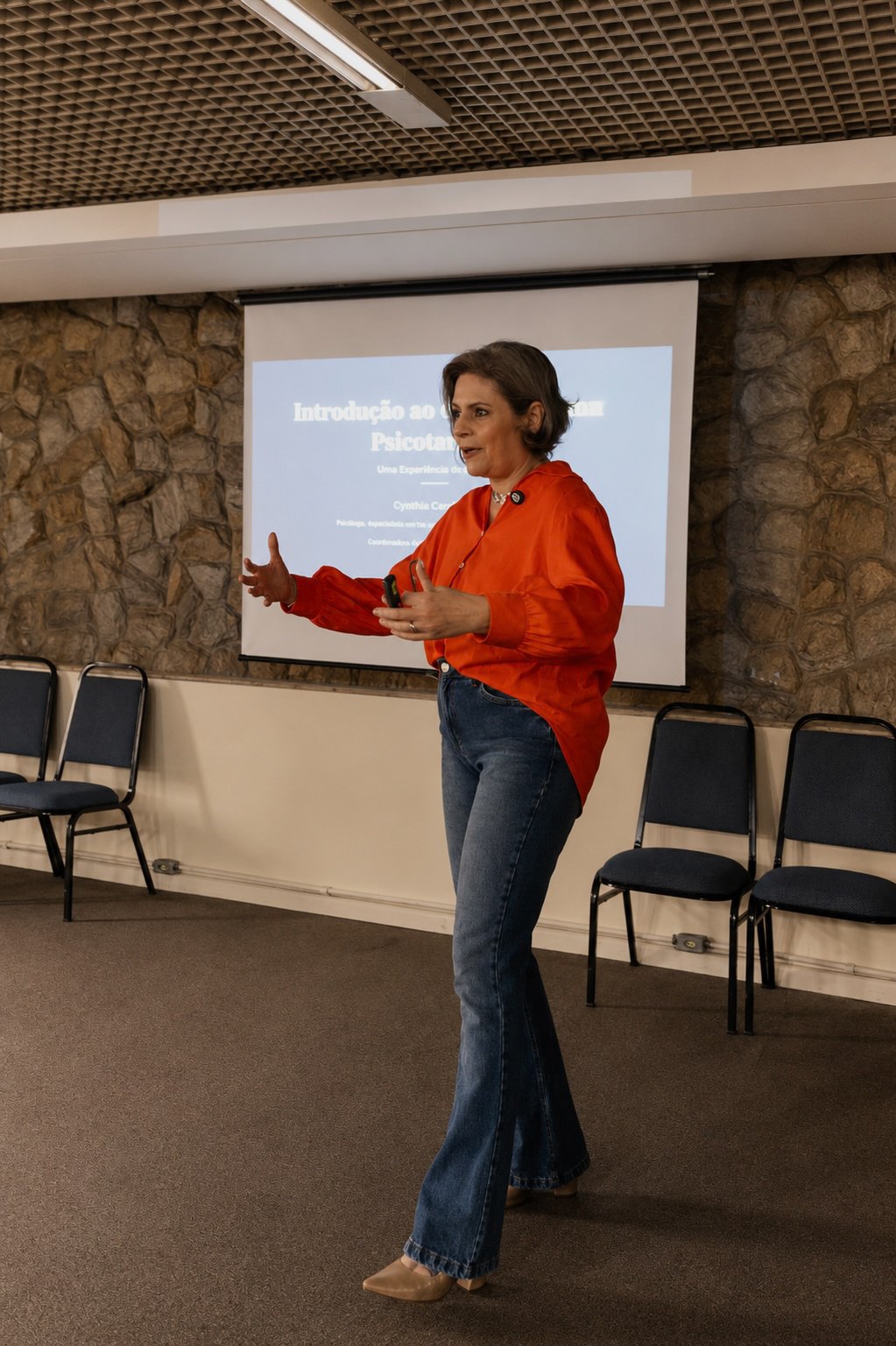 Cynthia Cavalieri conduzindo formação