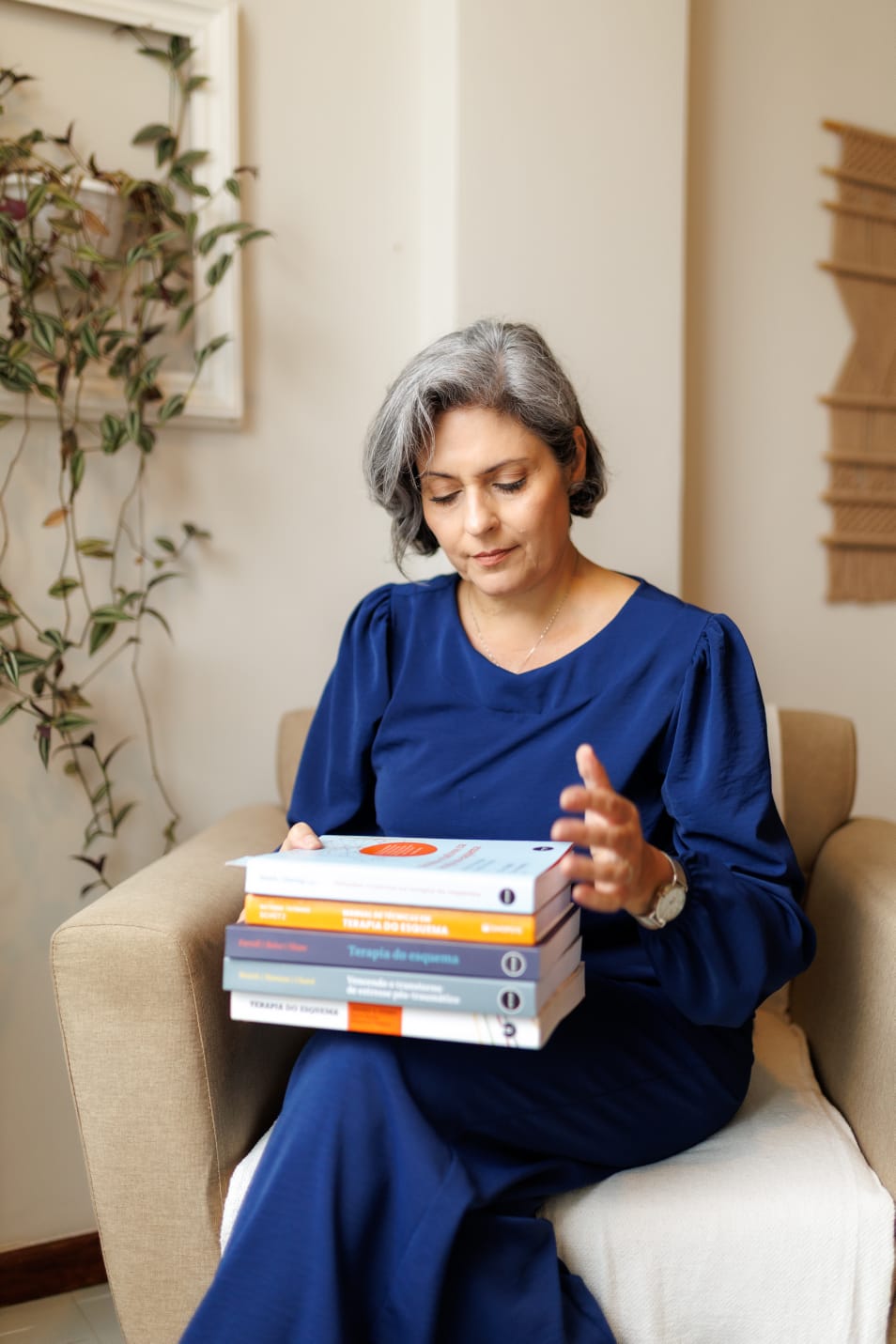 Cynthia Cavalieri Miguel com livros de Terapia do Esquema