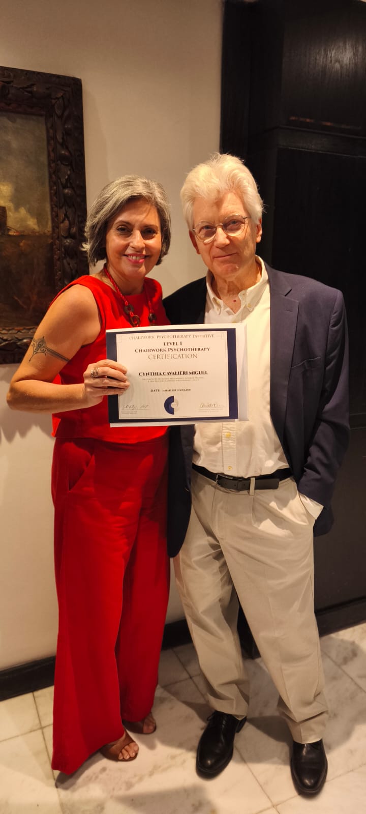 Cynthia Cavalieri Miguel com Scott Kellogg na entrega do certificado